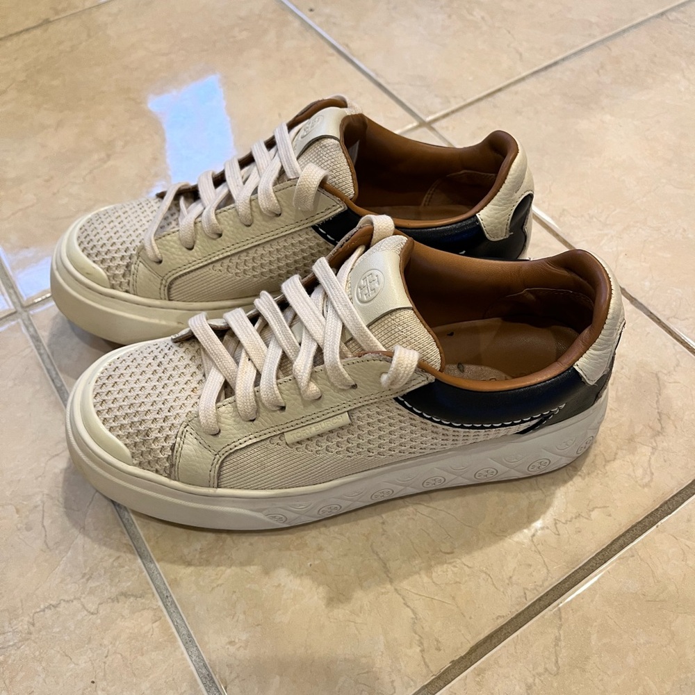 Tory Burch
Women's Ladybug Knit Sneakers size 7 - Picture 3 of 9